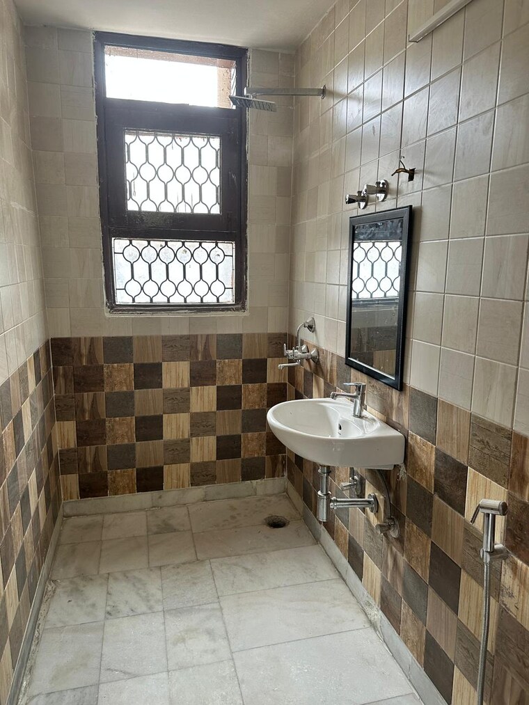 Bathroom, unitech-uniworld-city 3 Bedroom 2400 Sq.Ft. Apartment In Sector 30 Gurgaon 9617842
