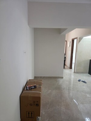 Room in 2.5 BHK Apartment at Kamla Airbus, Andheri East – for Rent