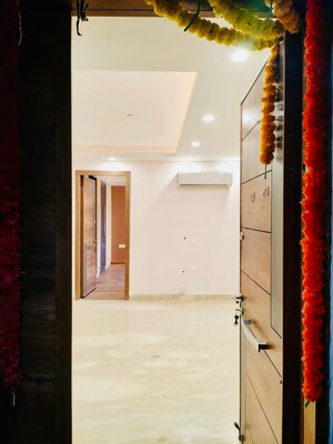 Building Lobby in 3 BHK Builder Floor at RWA Apartments Sector 39, Sector 39 – for Sale