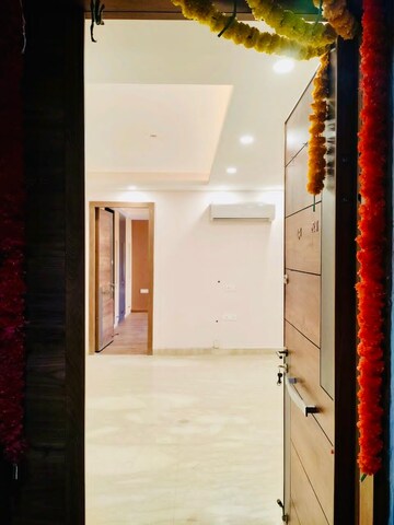 Building Lobby in 3 BHK Builder Floor at RWA Apartments Sector 39, Sector 39 – for Sale