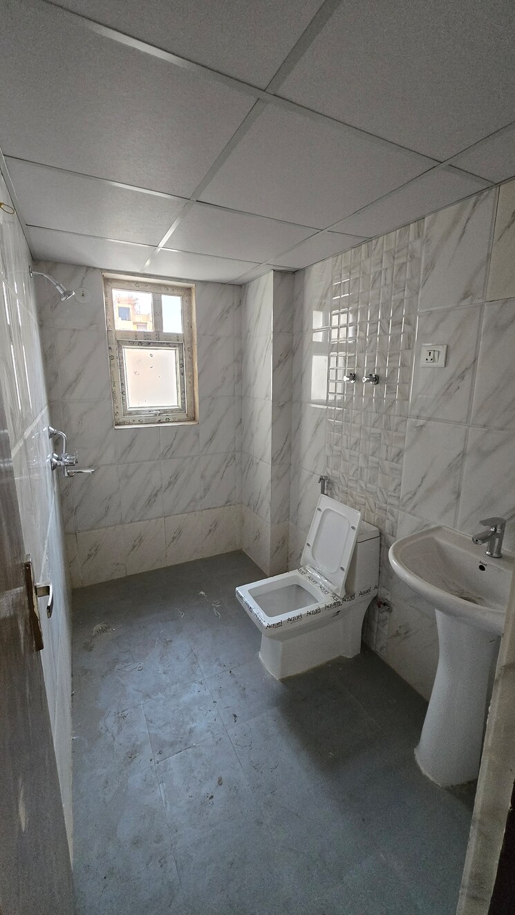 Bathroom, la-residentia 3 Bedroom 1395 Sq.Ft. Apartment In Tech Zone 4 Greater Noida Greater Noida 9618014