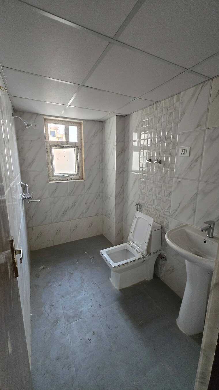 Bathroom, la-residentia 3 Bedroom 1395 Sq.Ft. Apartment In Tech Zone 4 Greater Noida Greater Noida 9618014