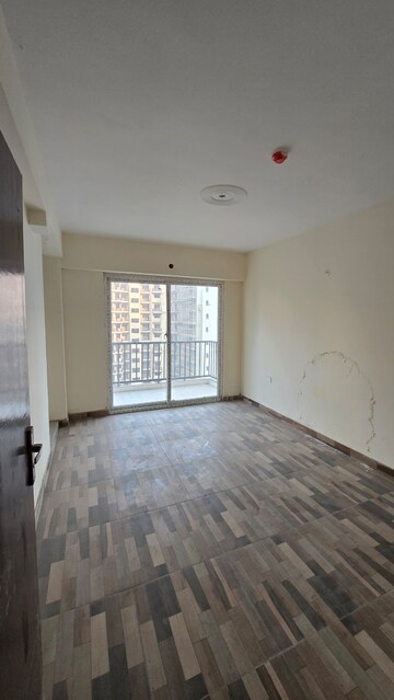 Room in 3 BHK Apartment at La Residentia, Tech Zone 4 Greater Noida – for Sale