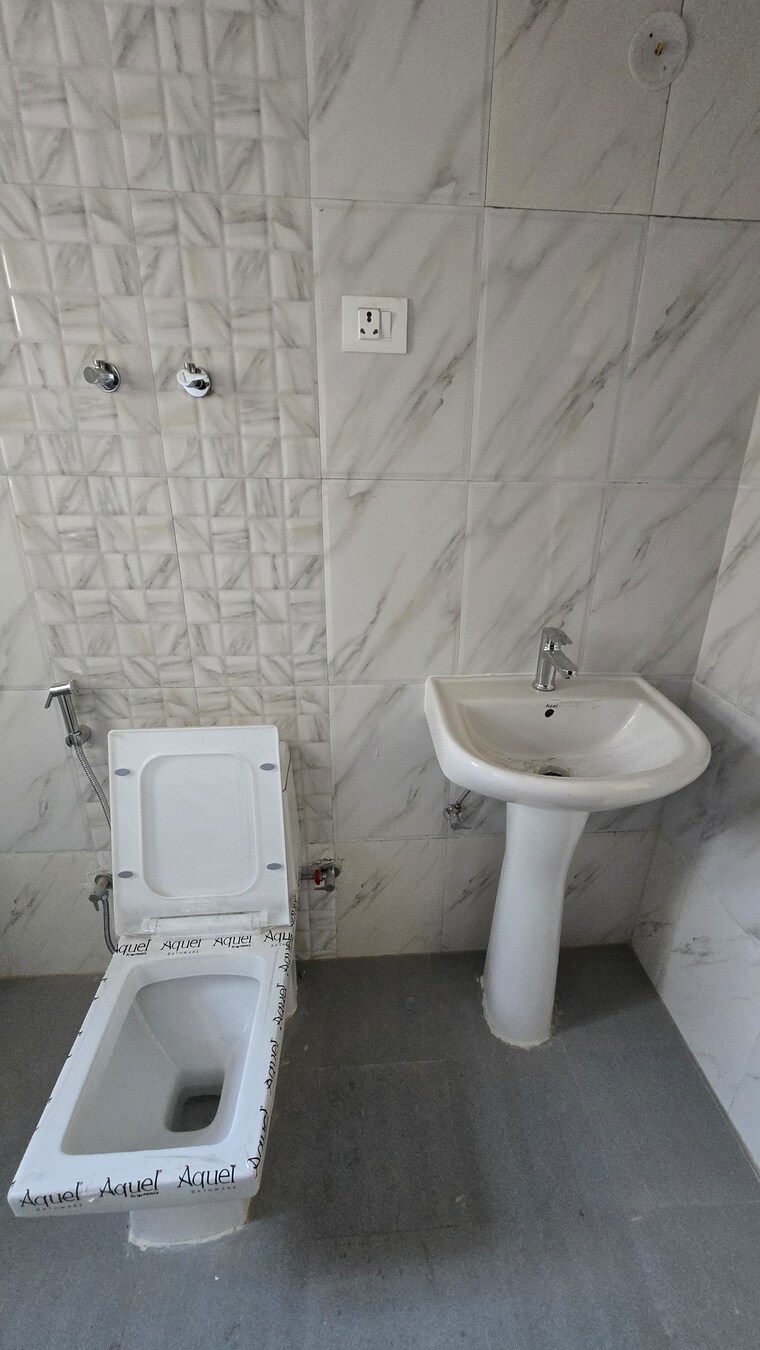 Bathroom, la-residentia 3 Bedroom 1395 Sq.Ft. Apartment In Tech Zone 4 Greater Noida Greater Noida 9618014