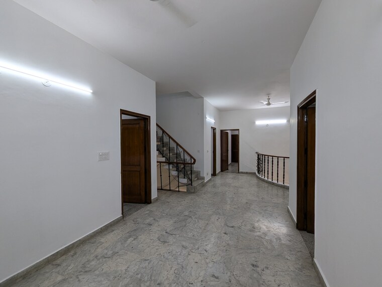 Room, sector 16 4 Bedroom 350 Sq.Yd. Independent House In Sector 16 Faridabad 9618049