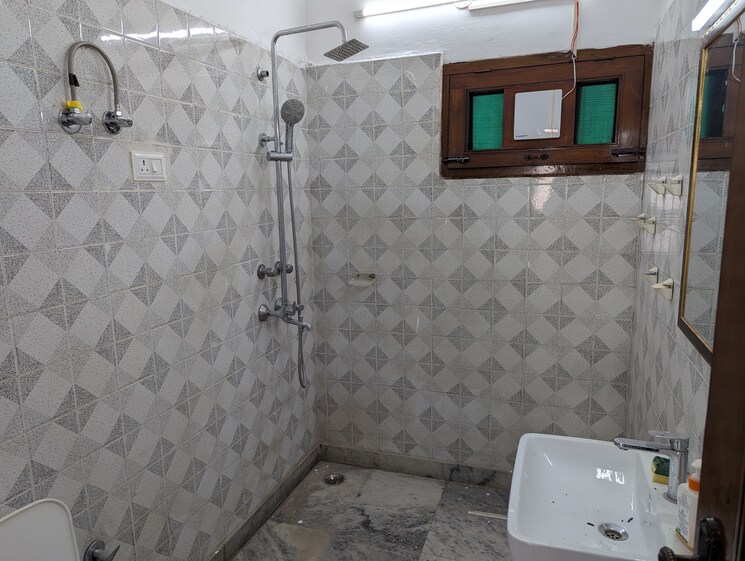 Bathroom, sector 16 4 Bedroom 350 Sq.Yd. Independent House In Sector 16 Faridabad 9618049