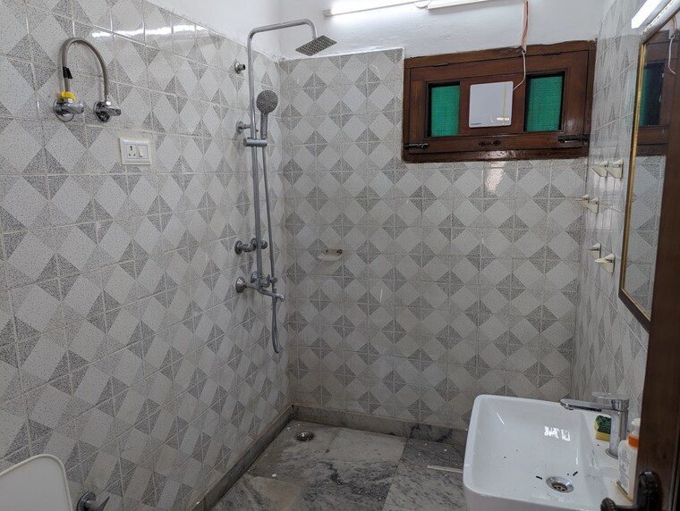 Bathroom, sector 16 4 Bedroom 350 Sq.Yd. Independent House In Sector 16 Faridabad 9618049