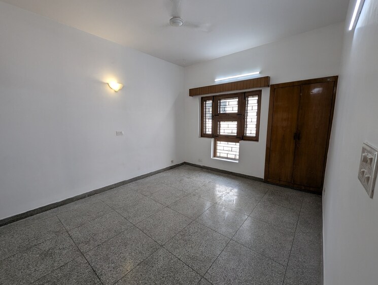 Room, sector 16 4 Bedroom 350 Sq.Yd. Independent House In Sector 16 Faridabad 9618049