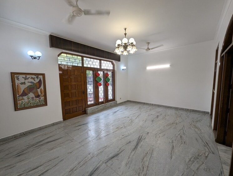 Room, sector 16 4 Bedroom 350 Sq.Yd. Independent House In Sector 16 Faridabad 9618049