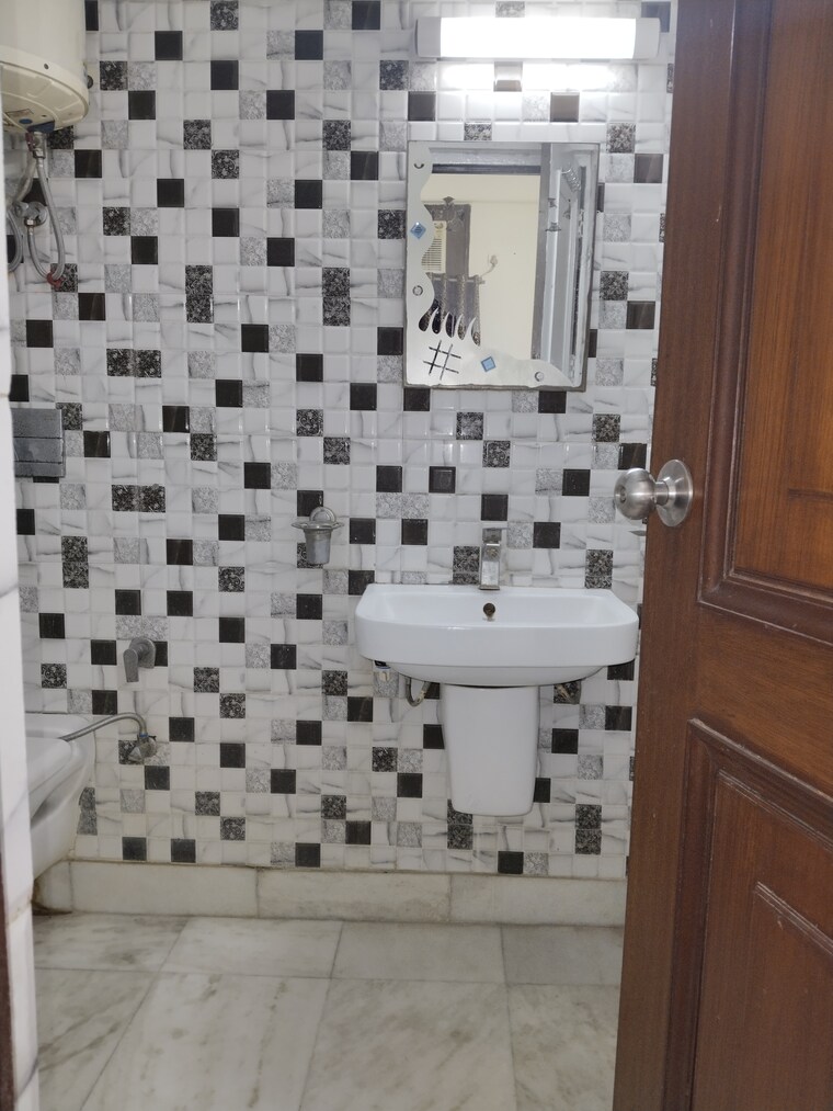 Bathroom, khirki extension 1 Bedroom 400 Sq.Ft. Apartment In Khirki Extension Delhi 9618145