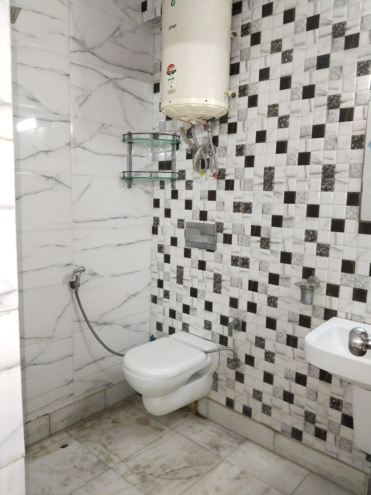 Attached Bathroom, khirki extension 1 Bedroom 400 Sq.Ft. Apartment In Khirki Extension Delhi 9618145