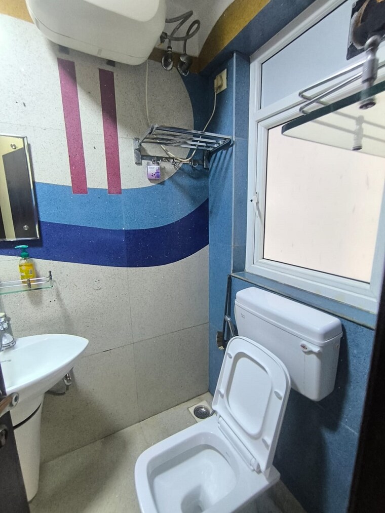 Bathroom, khar west 3 Bedroom 1100 Sq.Ft. Apartment In Khar West Mumbai 9618128