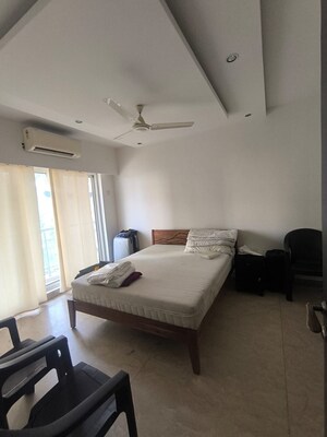Room in 3 BHK Apartment at Khar West – for Rent