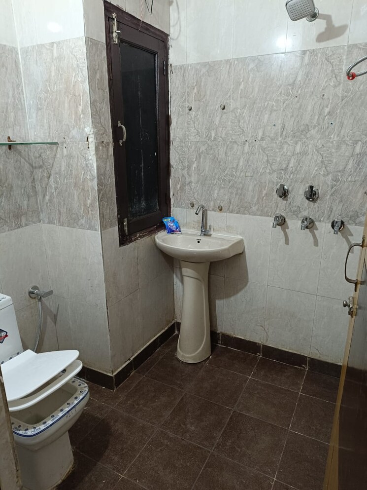 Bathroom, subhash park 2 Bedroom 500 Sq.Ft. Builder Floor In Subhash Park Delhi 9618147