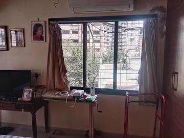 Room in 3 BHK Apartment at Bandra West – for Rent