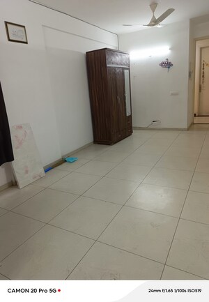 Room in 3 BHK Apartment at International Airport Road – for Rent
