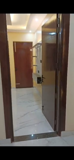 Room in 3 BHK Builder Floor at Sector 85 – for Rent