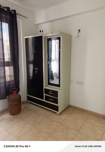 Room in 3 BHK Apartment at International Airport Road – for Rent