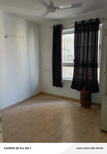 Room in 3 BHK Apartment at International Airport Road – for Rent