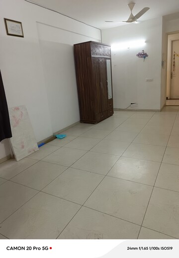 Room in 3 BHK Apartment at International Airport Road – for Rent