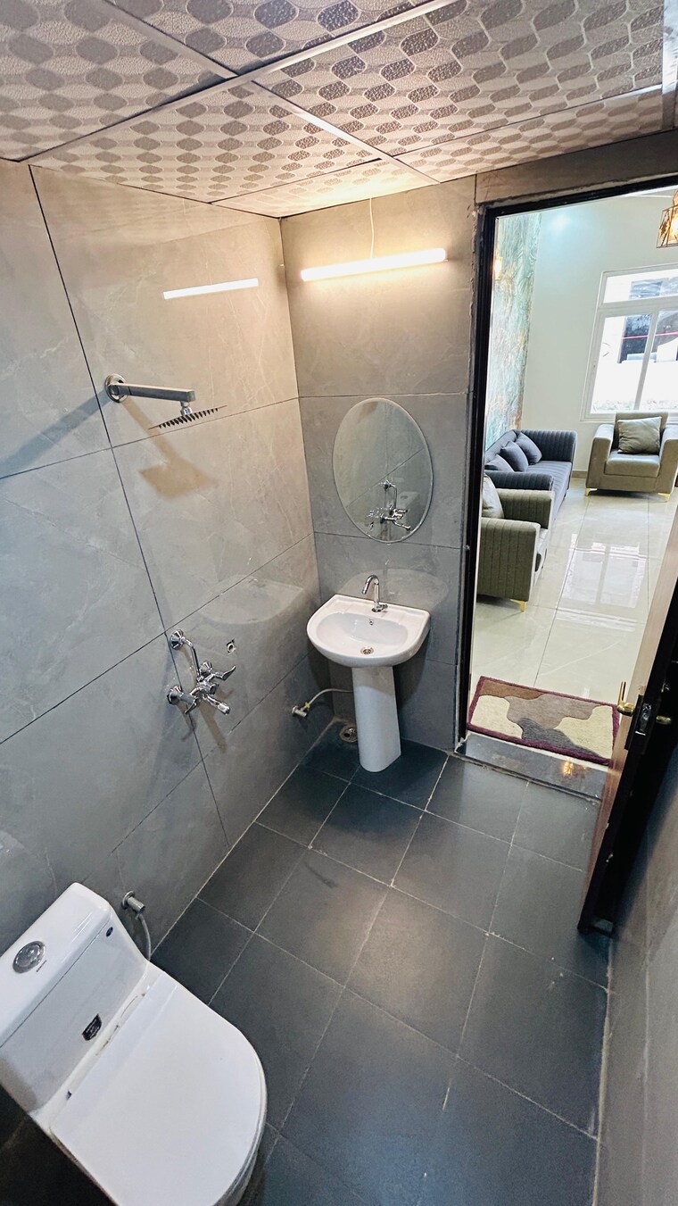 Bathroom, samridhi-luxury-homes 3 Bedroom 1600 Sq.Ft. Builder Floor In Baraula Noida 9618370