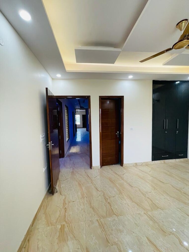 Room, sector 85 3.5 Bedroom 2250 Sq.Ft. Builder Floor In Sector 85 Faridabad 9618442