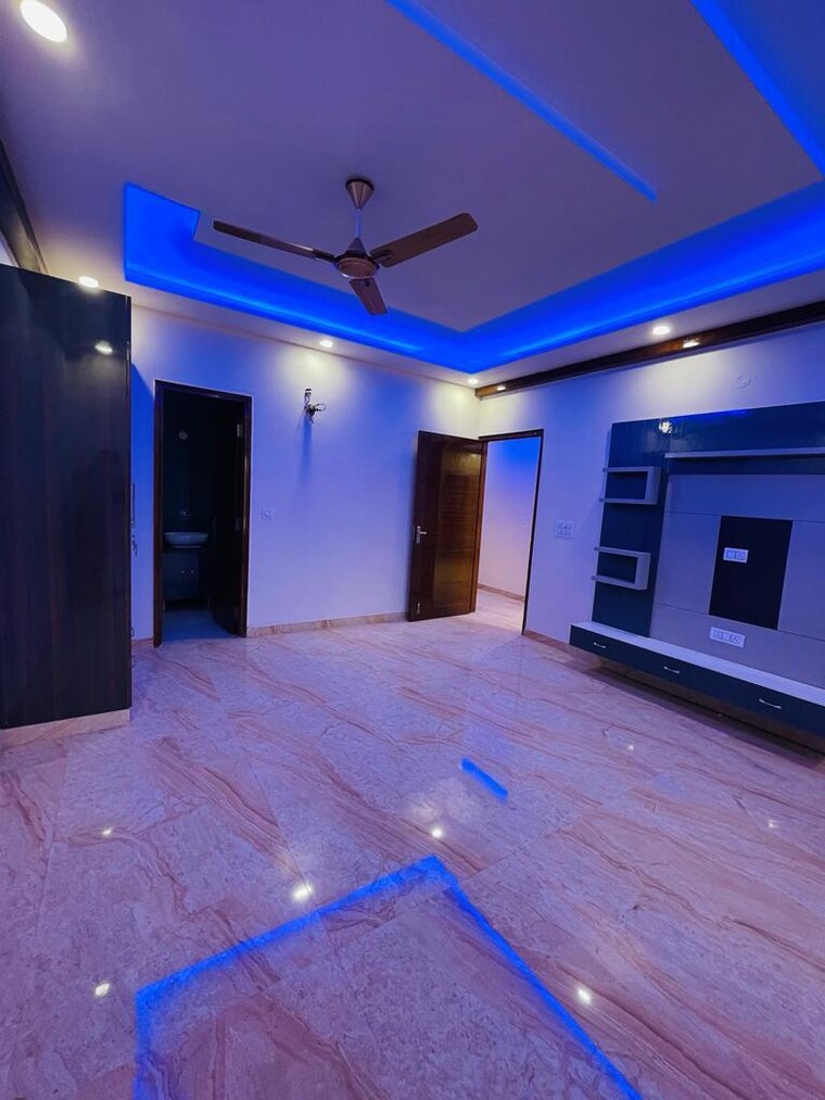 Room, sector 85 3.5 Bedroom 2250 Sq.Ft. Builder Floor In Sector 85 Faridabad 9618442