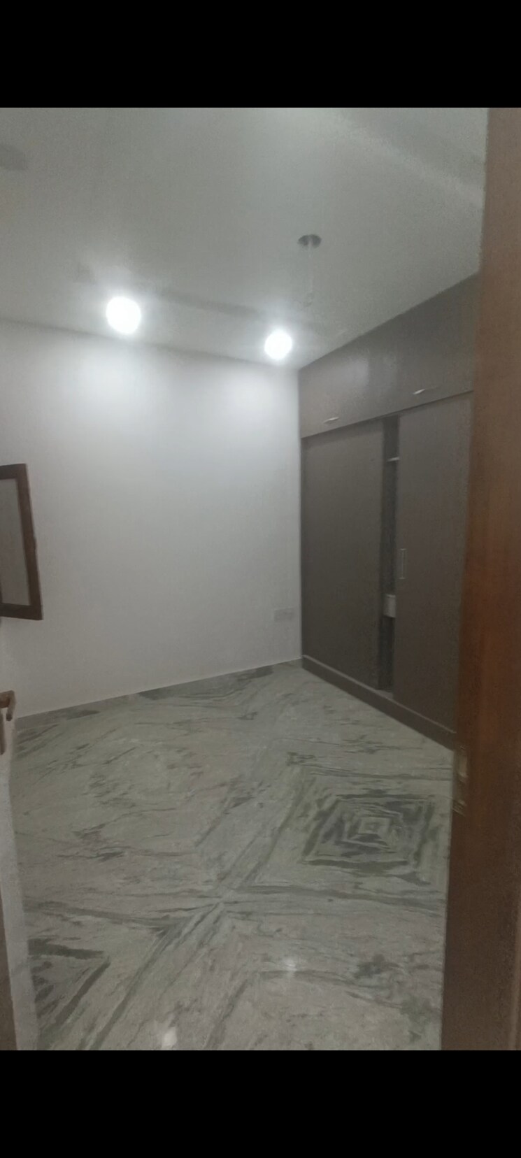 Room, rohini sector 28 3 Bedroom 650 Sq.Ft. Builder Floor In Rohini Sector 28 Delhi 9618464
