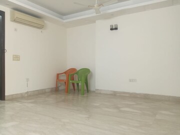 Parking in 3 BHK Builder Floor at Kailash Colony – for Rent