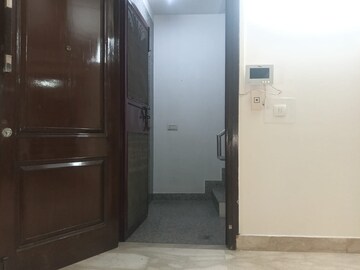 Room in 3 BHK Builder Floor at Kailash Colony – for Rent