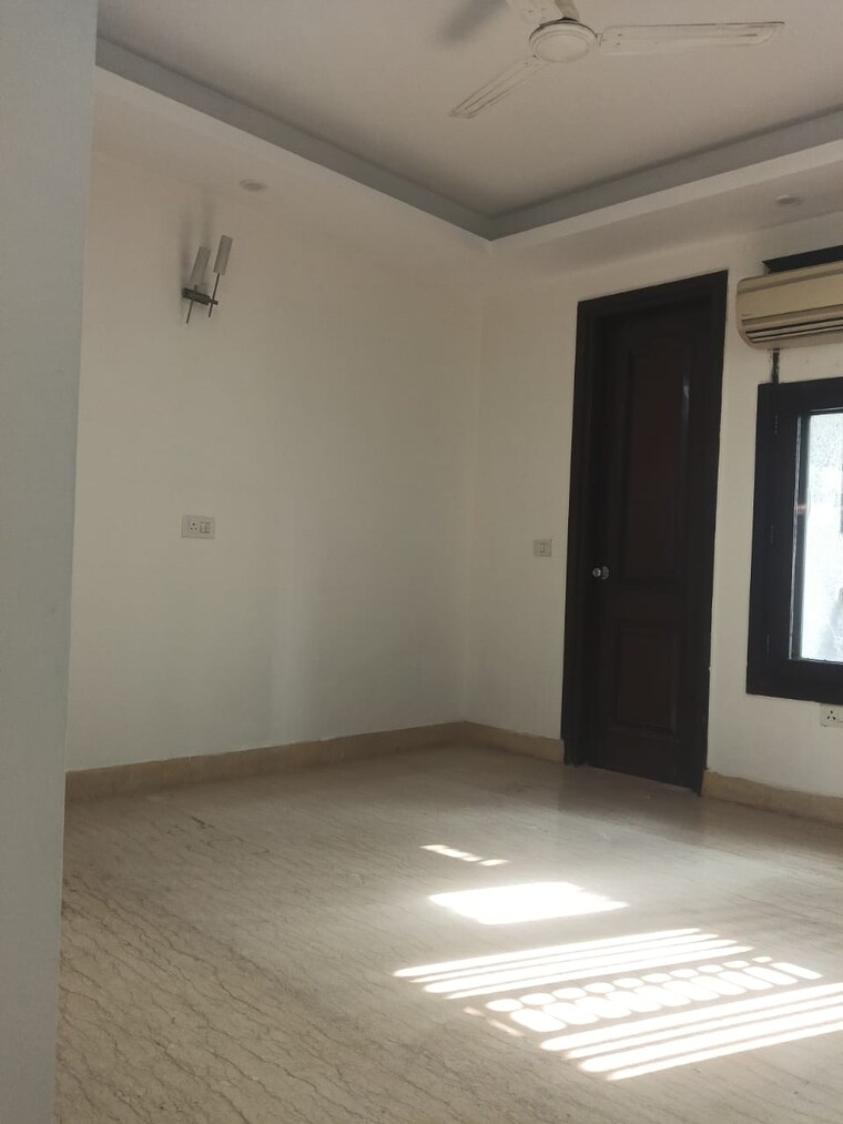 Room, kailash colony 3 Bedroom 1500 Sq.Ft. Builder Floor In Kailash Colony Delhi 9618510