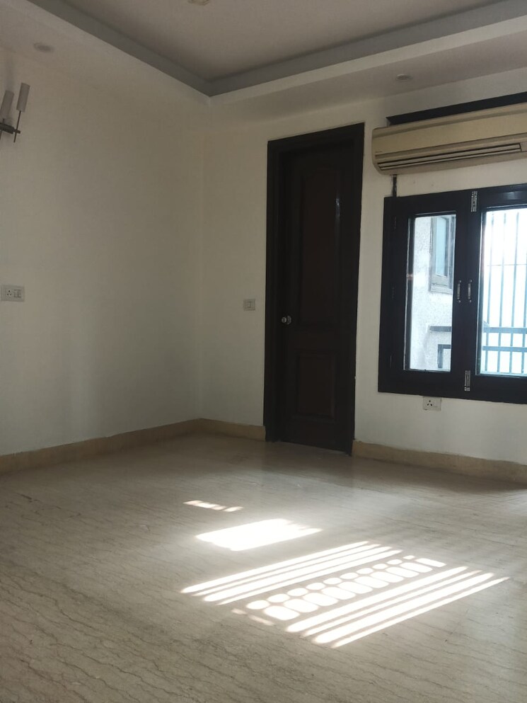 Room, kailash colony 3 Bedroom 1500 Sq.Ft. Builder Floor In Kailash Colony Delhi 9618510