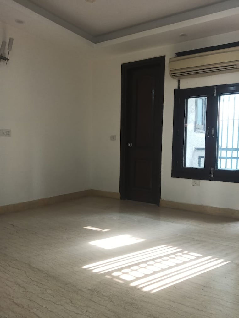 Room, kailash colony 3 Bedroom 1500 Sq.Ft. Builder Floor In Kailash Colony Delhi 9618510