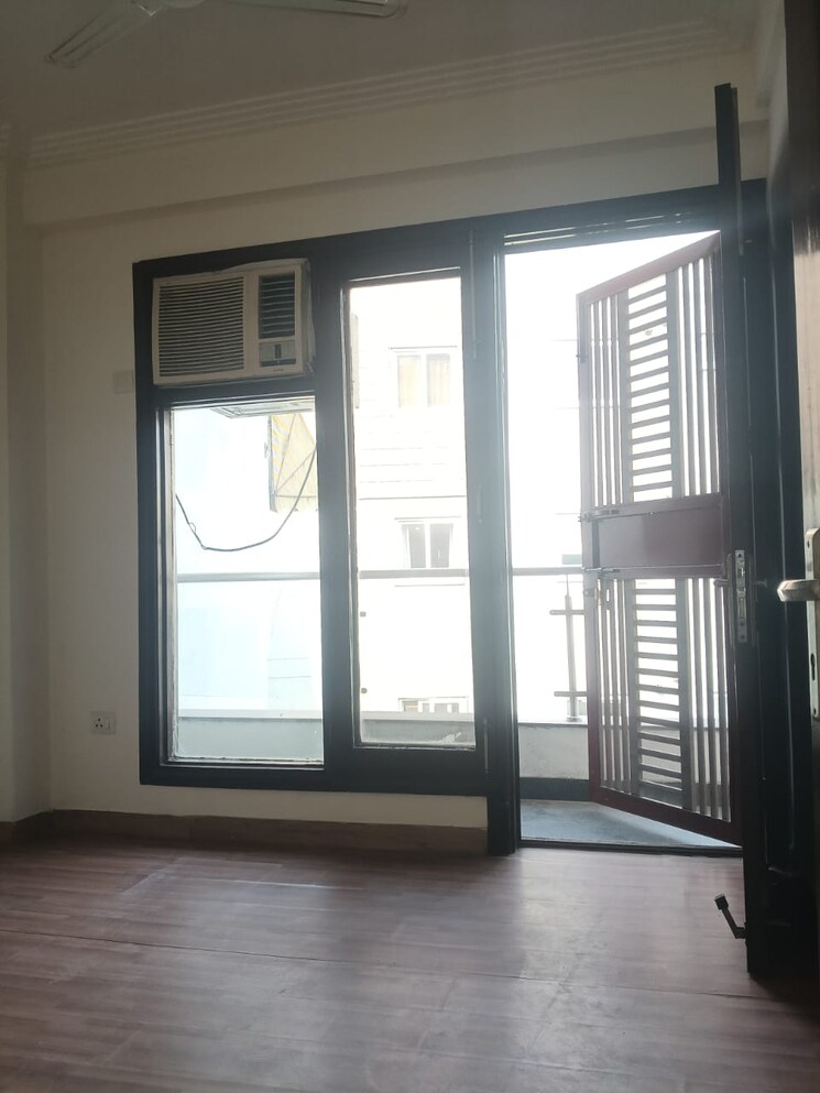 Room, kailash colony 3 Bedroom 1500 Sq.Ft. Builder Floor In Kailash Colony Delhi 9618510