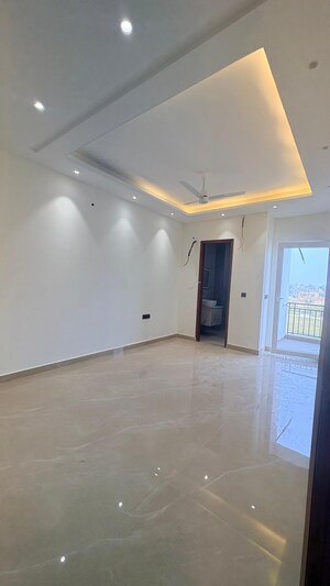 Room in 3 BHK Builder Floor at Amolik Aster Woods, Sector 98 – for Sale