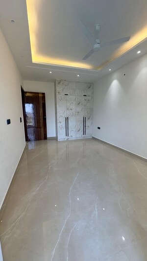 Room in 3 BHK Builder Floor at Amolik Aster Woods, Sector 98 – for Sale