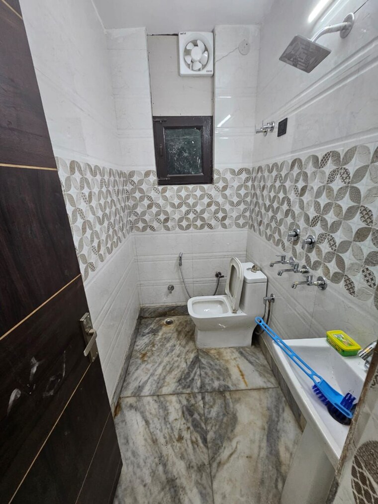 Bathroom, green fields colony 2 Bedroom 165 Sq.Yd. Builder Floor In Green Fields Colony Faridabad 9618654