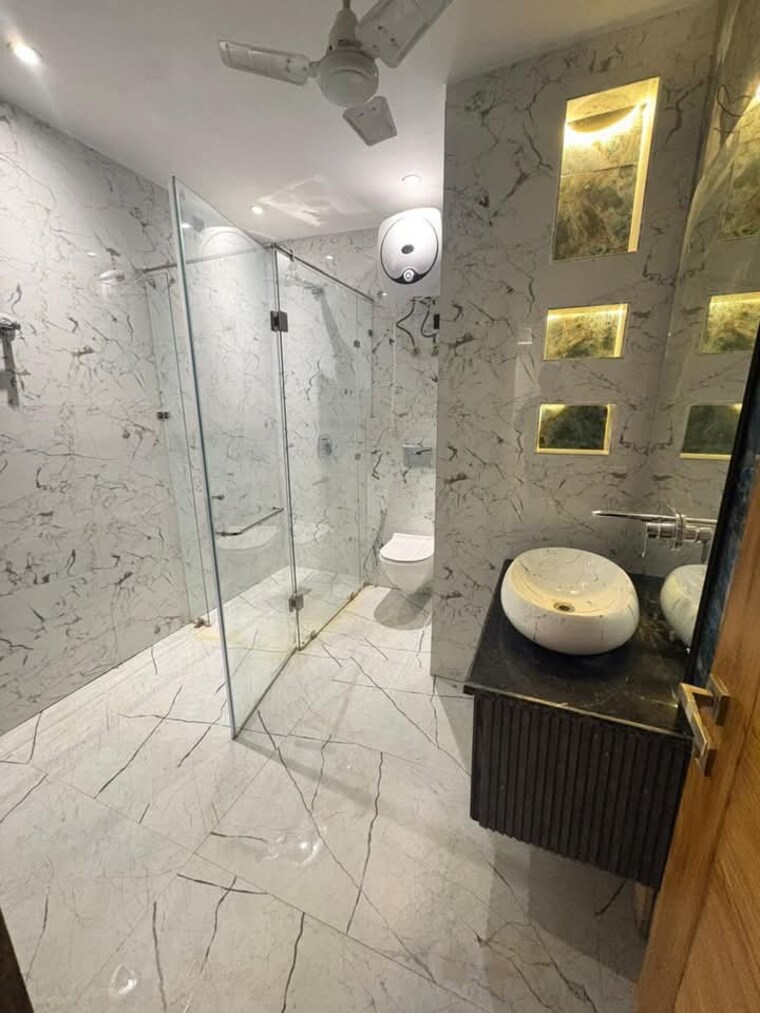 Bathroom, paryavaran complex 4 Bedroom 1600 Sq.Ft. Apartment In Paryavaran Complex Delhi 9618725