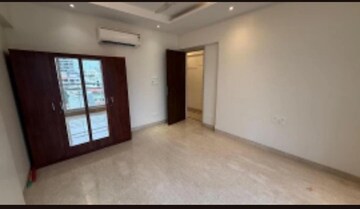 Room in 4 BHK Apartment at Khar West – for Rent