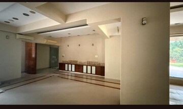 Room in 4 BHK Apartment at Khar West – for Rent