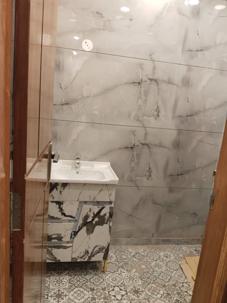 Bathroom, sector 85 3 Bedroom 350 Sq.Yd. Builder Floor In Sector 85 Faridabad 9618763