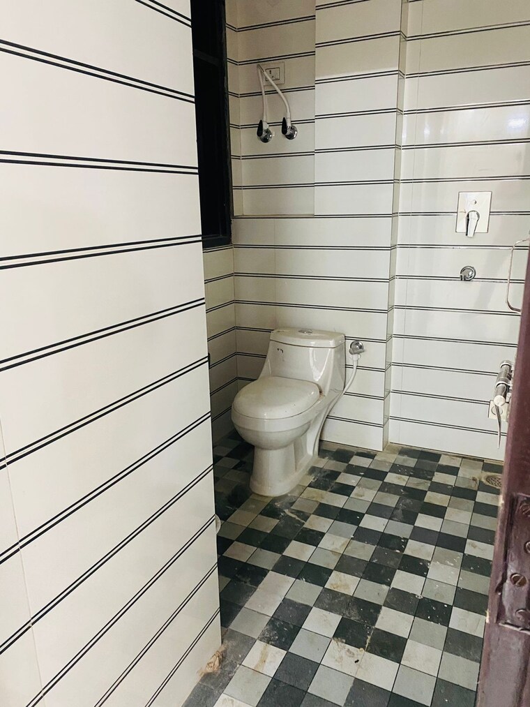 Bathroom, dwarka mor 2 Bedroom 65 Sq.Yd. Builder Floor In Dwarka Mor Delhi 9618794