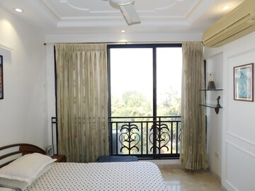 Bedroom in 3 BHK Apartment at Andheri West – for Rent