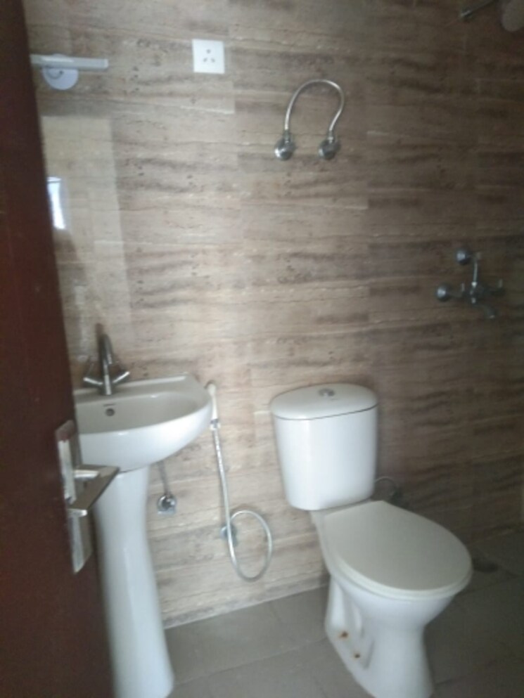 Bathroom, ajnara-homes 2 Bedroom 925 Sq.Ft. Apartment In Sector 16b Greater Noida Greater Noida 9618880