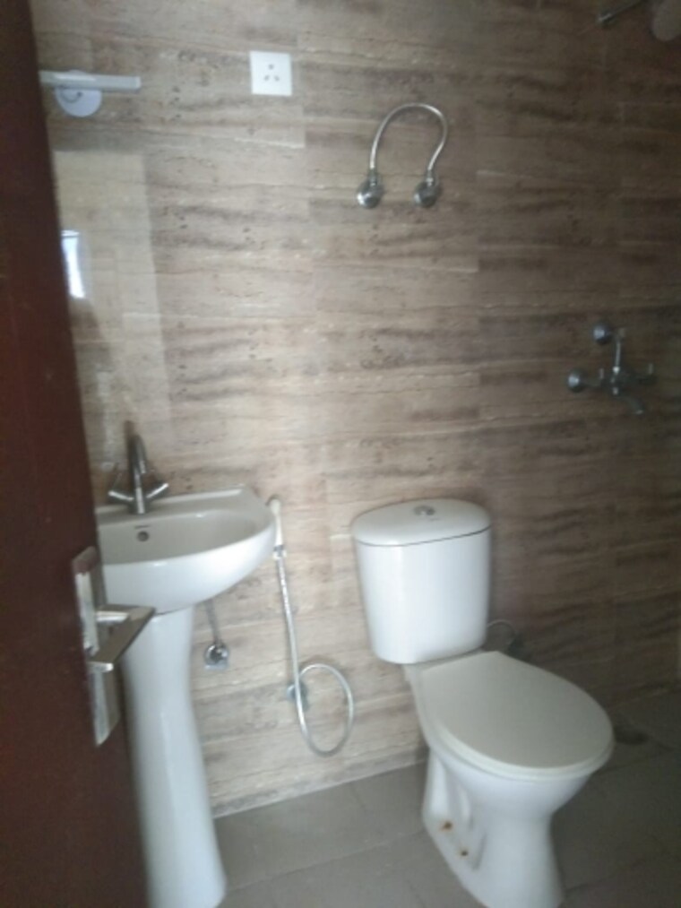 Bathroom, ajnara-homes 2 Bedroom 925 Sq.Ft. Apartment In Sector 16b Greater Noida Greater Noida 9618880