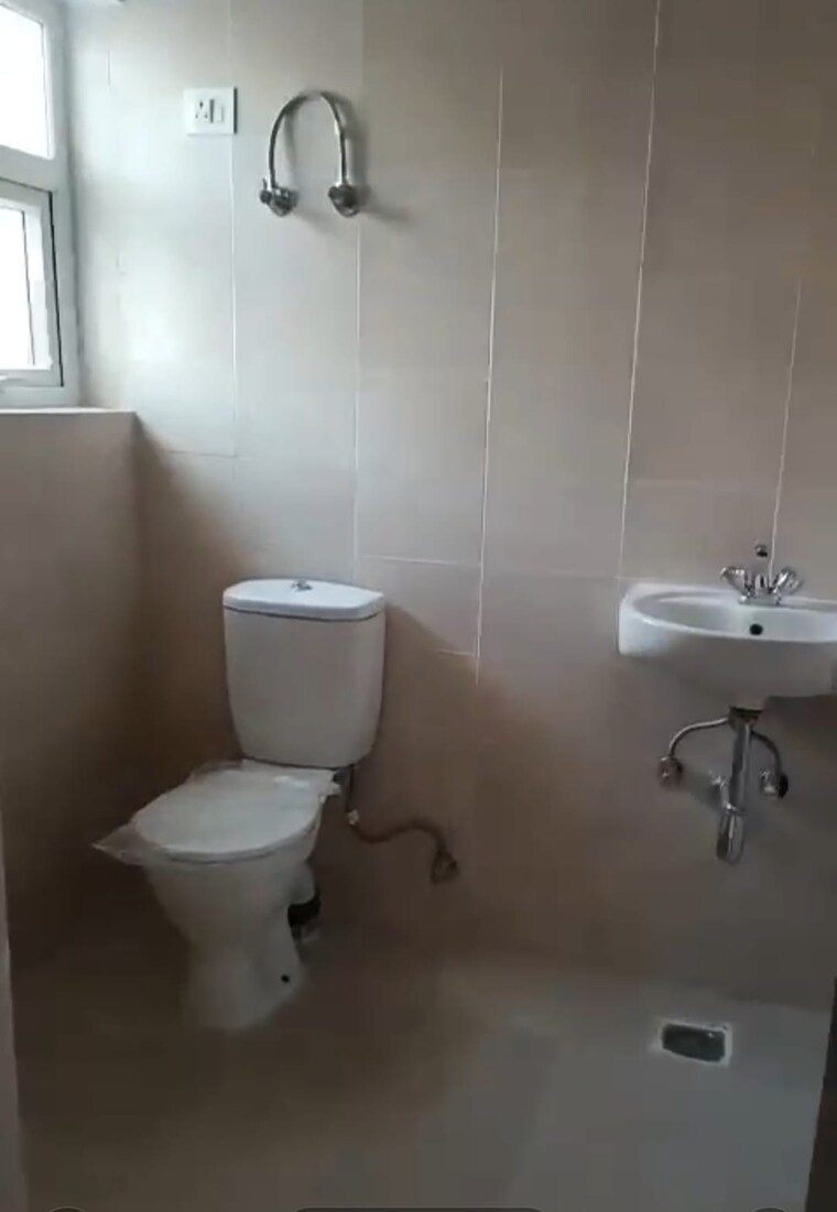 Bathroom, bptp-park-elite-floors-sector-88 3 Bedroom 250 Sq.Yd. Builder Floor In Sector 88 Faridabad 9618974