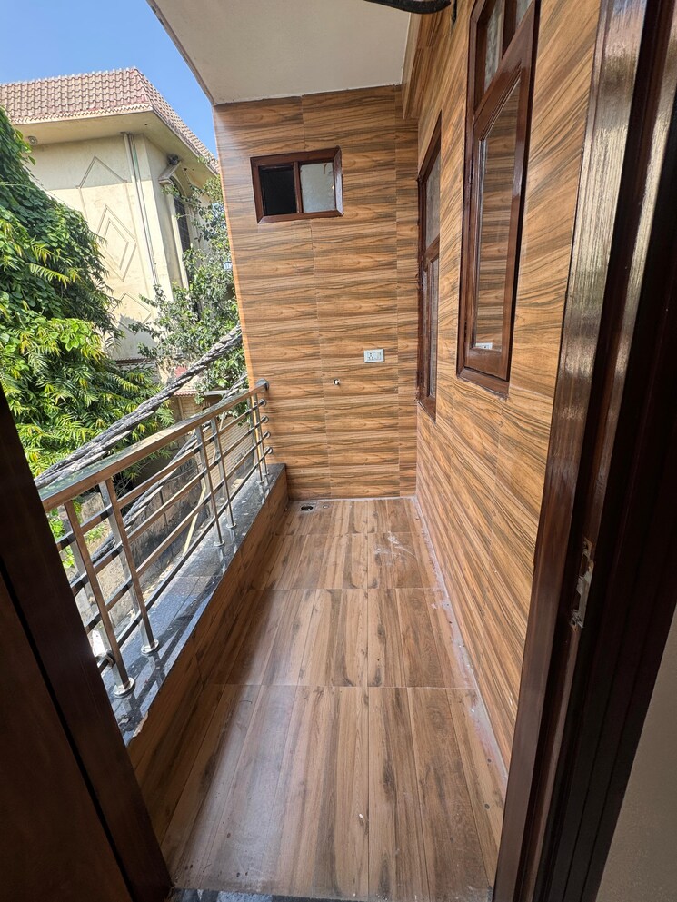 Balcony, dwarka mor 3 Bedroom 90 Sq.Yd. Builder Floor In Dwarka Mor Delhi 9619150