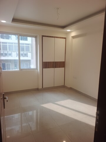 Room in 3 BHK Apartment at Nimbus The Express Park View II, Chi V Greater Noida – for Sale