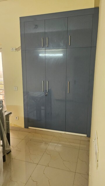 Room in 5 BHK Apartment at Sidhartha NCR One, Sector 95 – for Rent