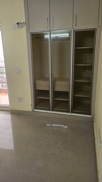 Room in 5 BHK Apartment at Sidhartha NCR One, Sector 95 – for Rent